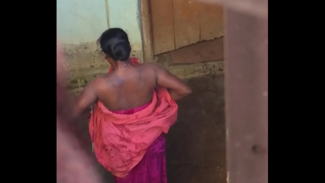 Desi village horny bhabhi nude bath show caught by hidden cam