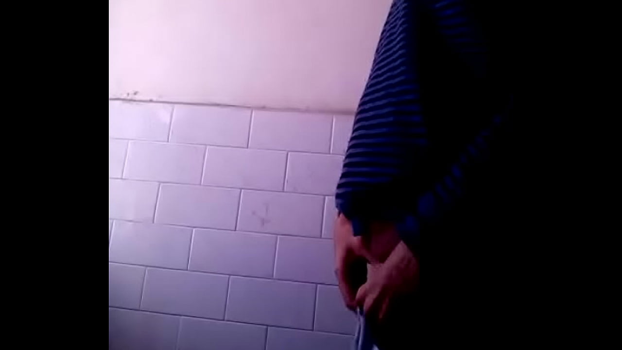 indian boy piss in toilet