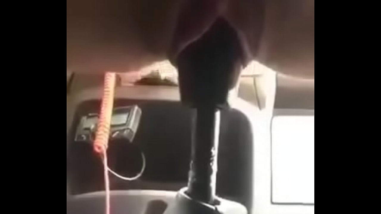 Chica se masturba con una palanca del auto