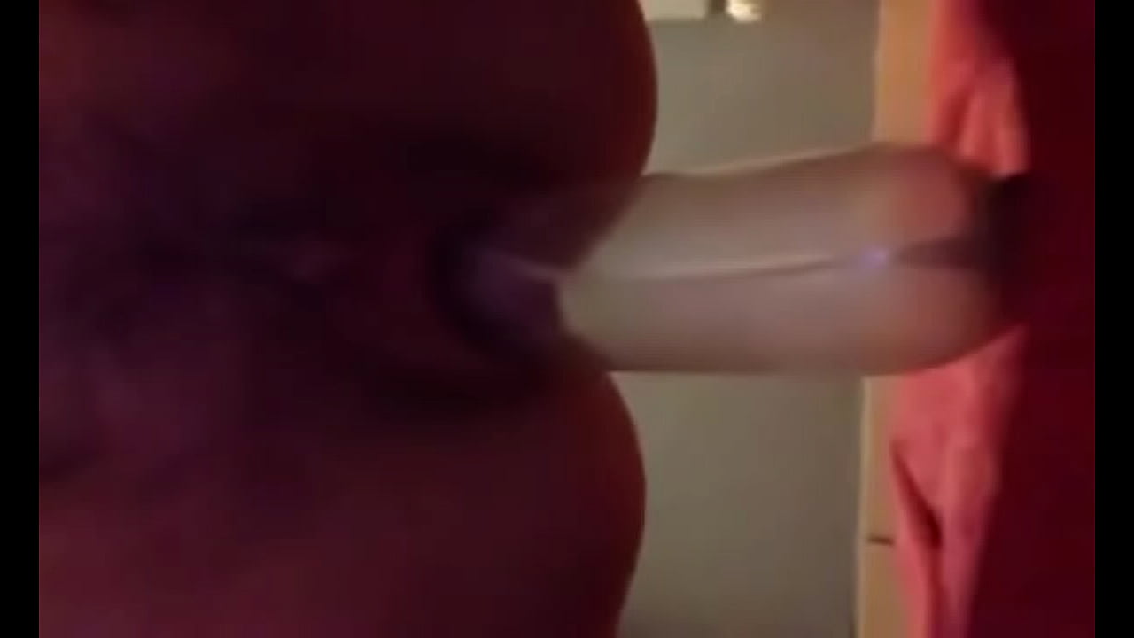 Azgın kadın banyoda yapay penis şovu
