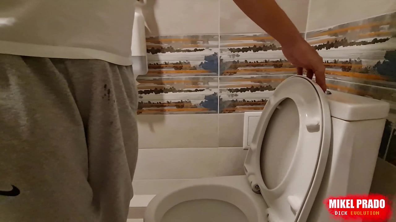 Typ filmt ihn beim Pinkeln in die Toilette