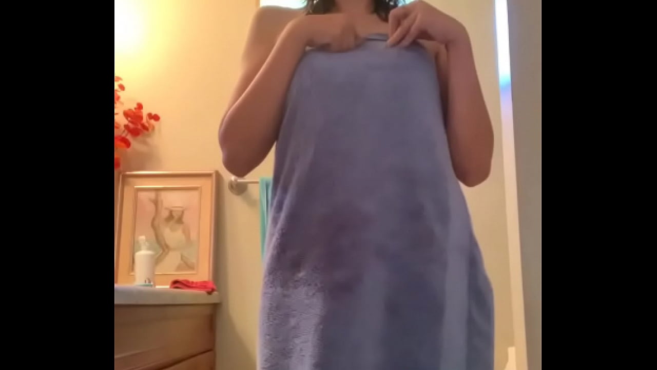 Hot dragon cardi show off her body after shower