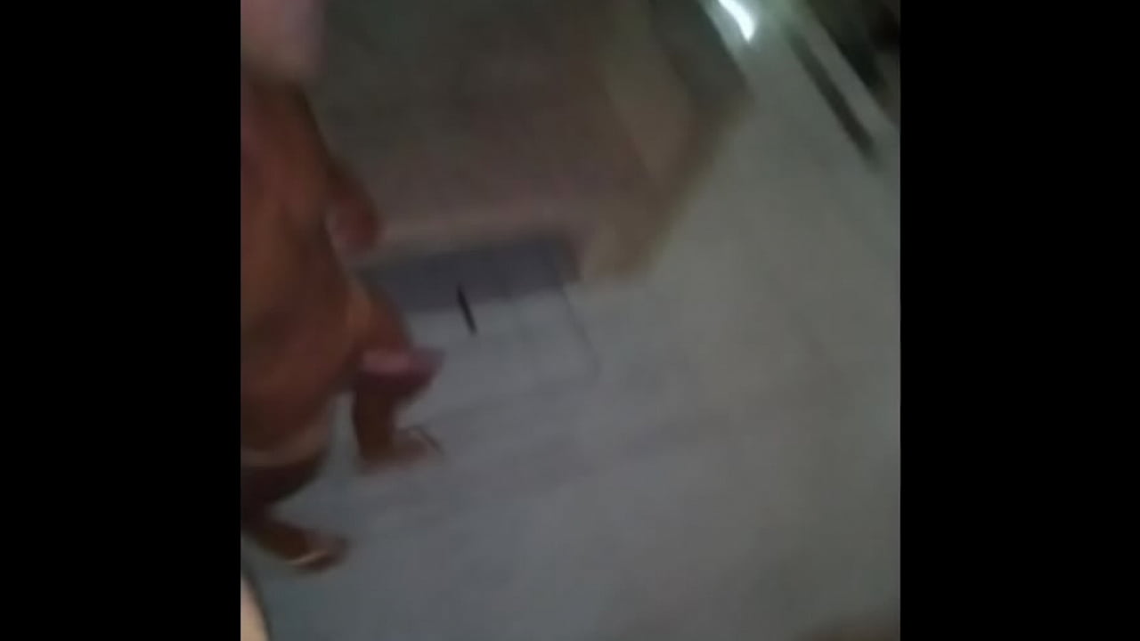 Andando pelado na garagem do condomínio