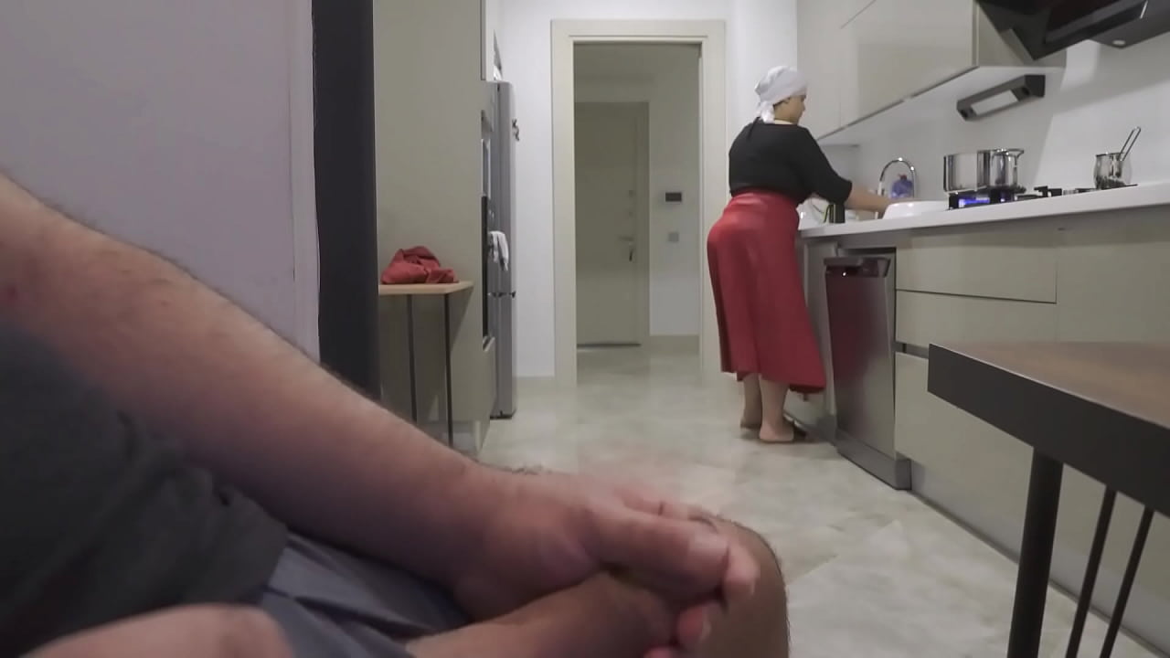 Risky jerk off while watching big bubble butt Muslim stepmom in the kitchen.