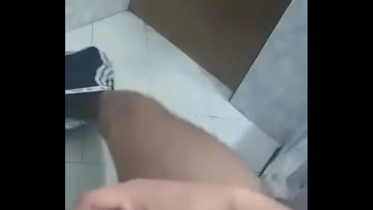 Masturbándome en el baño mucho semen