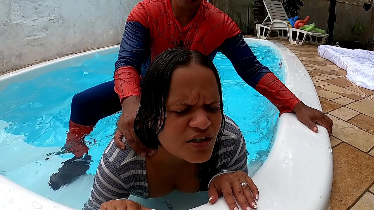 Homem aranha ganha buceta de presente