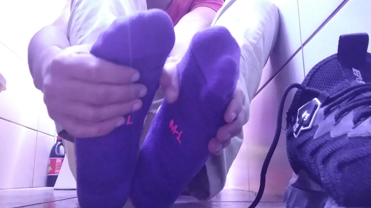 HAVE A REST WITH ME AND MY SMELLY SOLES