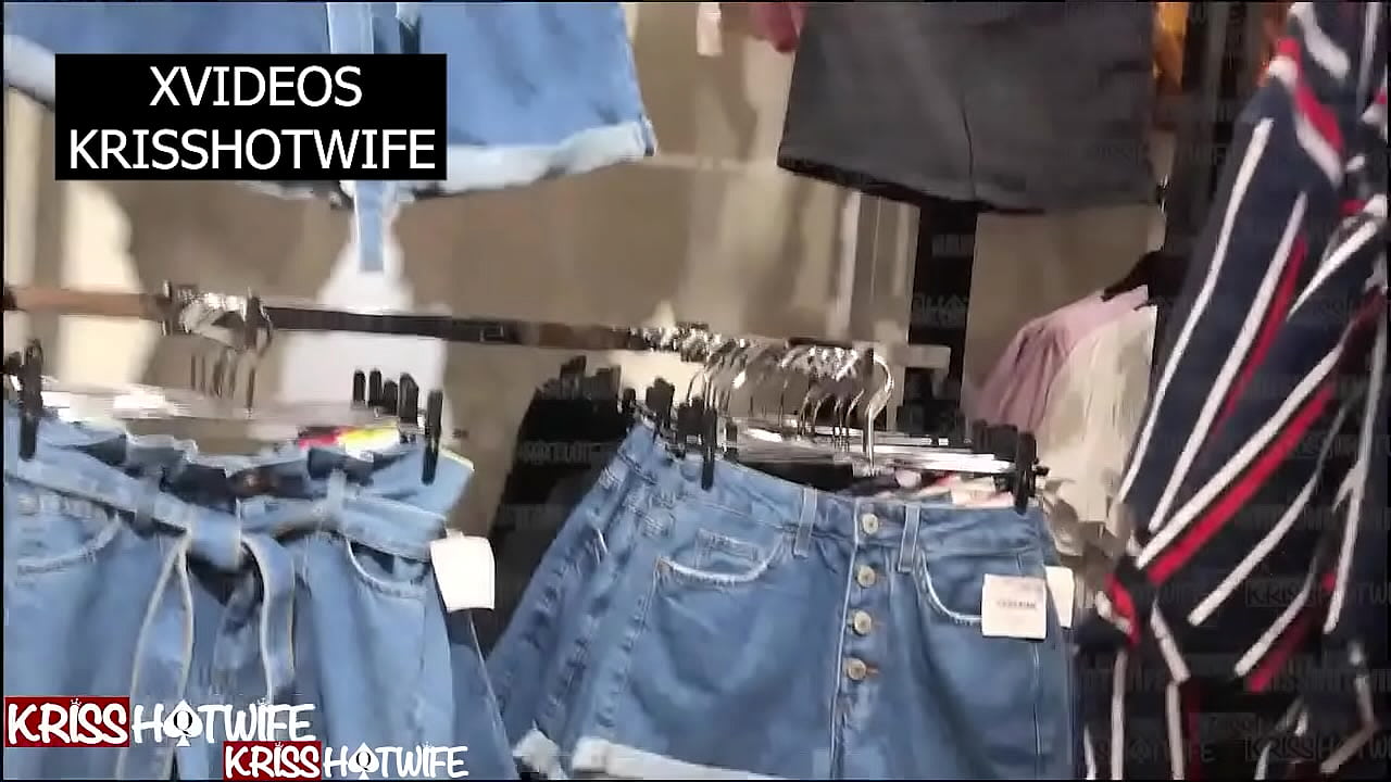 Kriss Hotwife Se Exibindo No Shopping Lotado Com Legging Transparente Com Calcinha Marcando e Metade Da Bunda De Fora