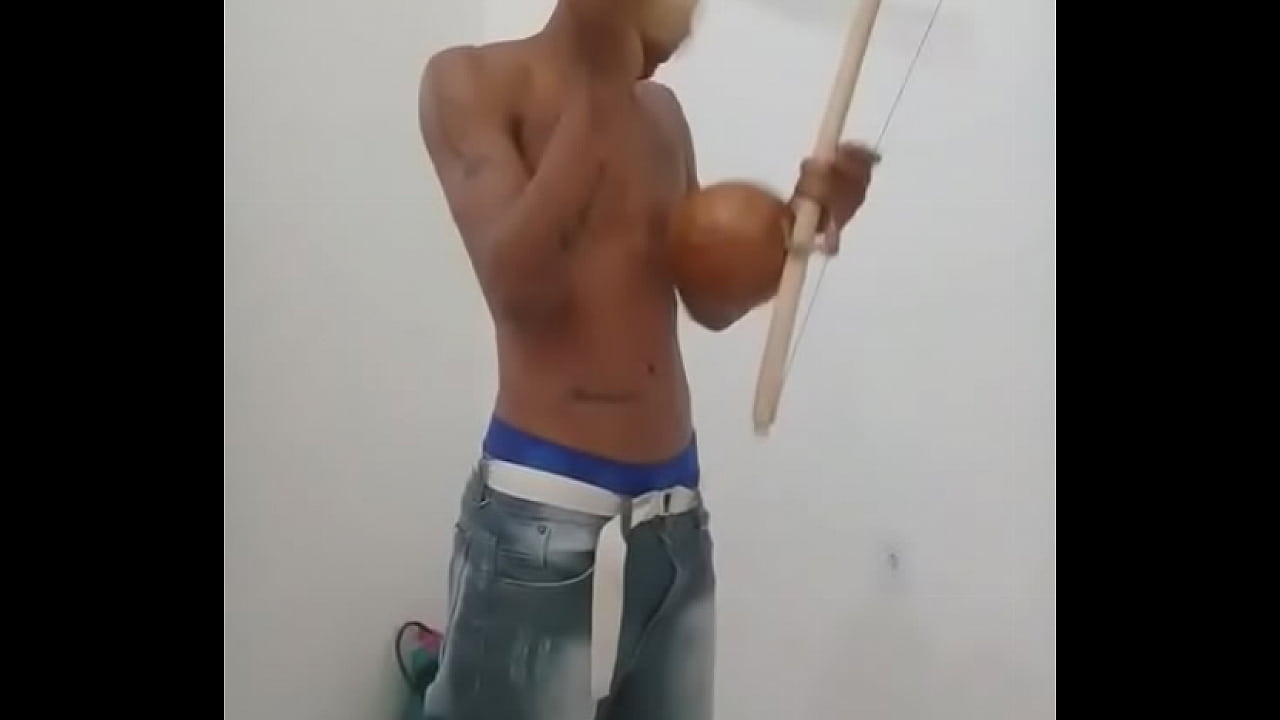 Tocando berimbau em casa antiga minha