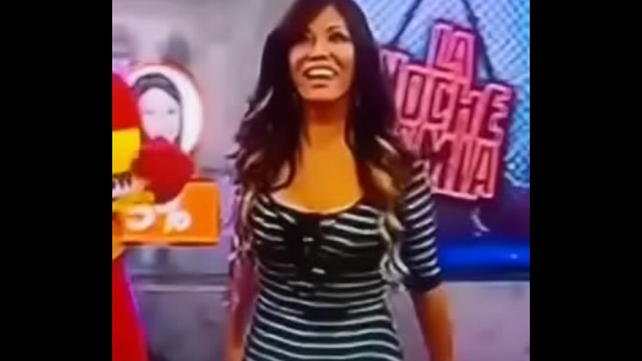 Chica muestra su tanga en TV