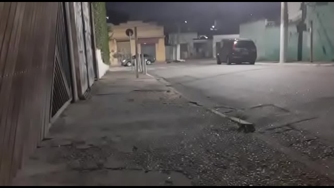 Gostosa coloca o lixo na rua só de calcinha, coletor de lixo viu tudo