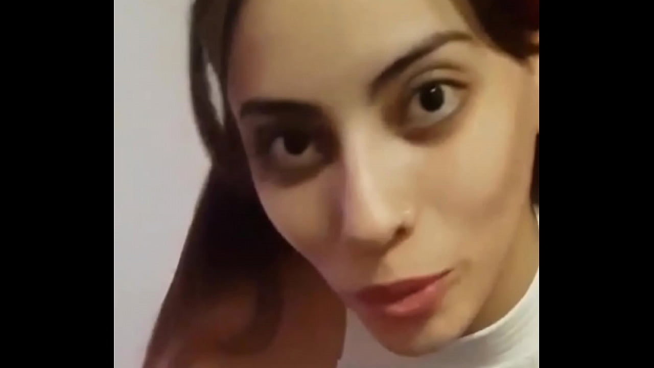 Martina la chica famosa de tiktok se mete un consolador y sale a probarlo a la calle