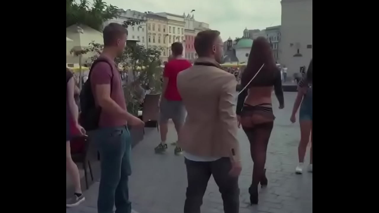 Corno levando sua esposinha para dar um volta pela rua usando roupa super sexy