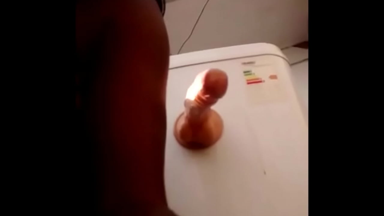 Gros dildo dans le vagin devant la maison