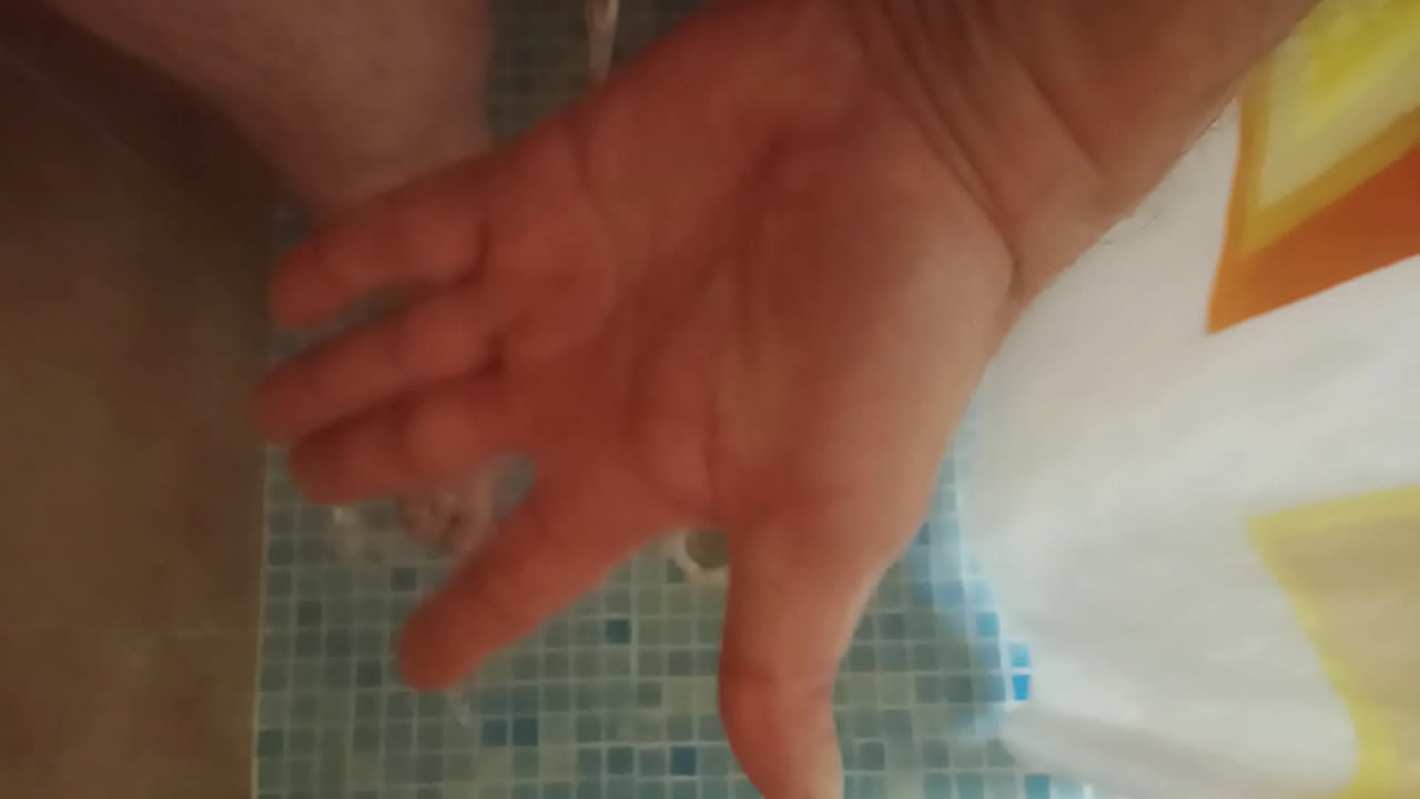 Meando en mi mano