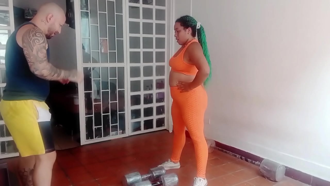 el instructor comienza a tocarme muy sensual lo que provoca que me ponga cachonda y comience a chuparle el pene