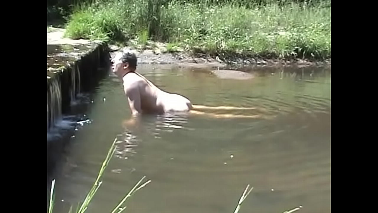 In einem Fluss unter Wasser auf einem Stein abgewichst