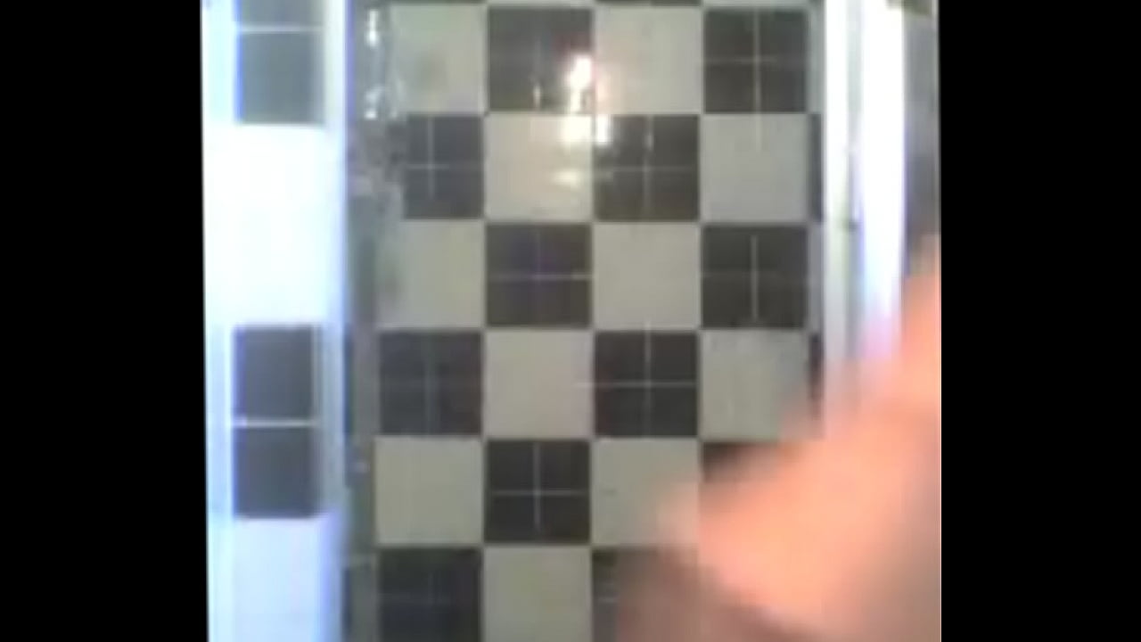 Rubia bailando en la ducha