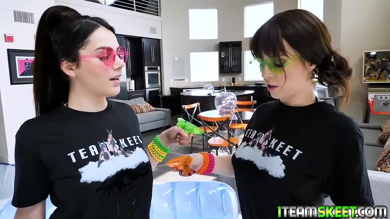 Kiara Edwards and Valentina Nappi eat each others pussies