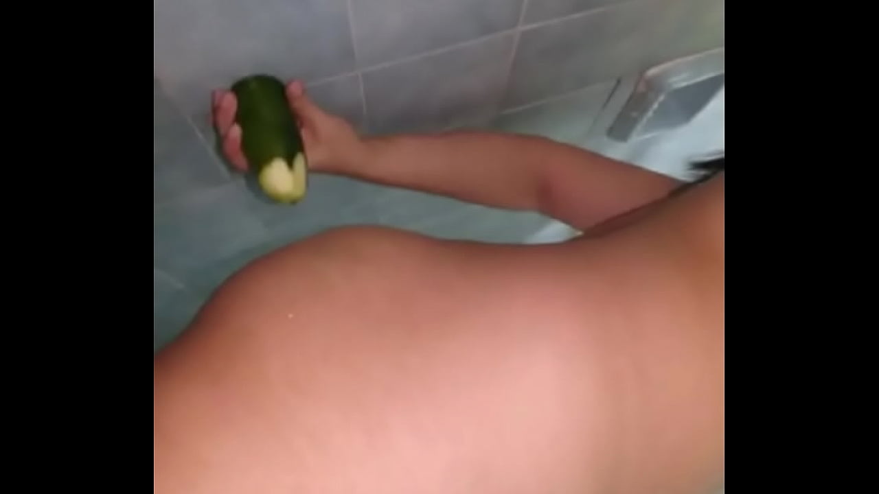 PEPINO POR DETRÁS EN EL BAÑO