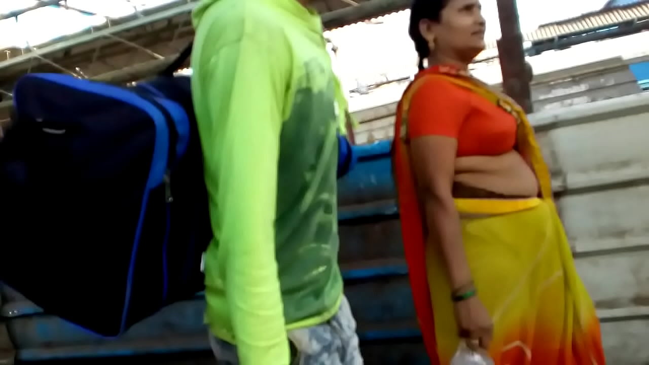 Bhojpuri Aunty BOOBS in Station