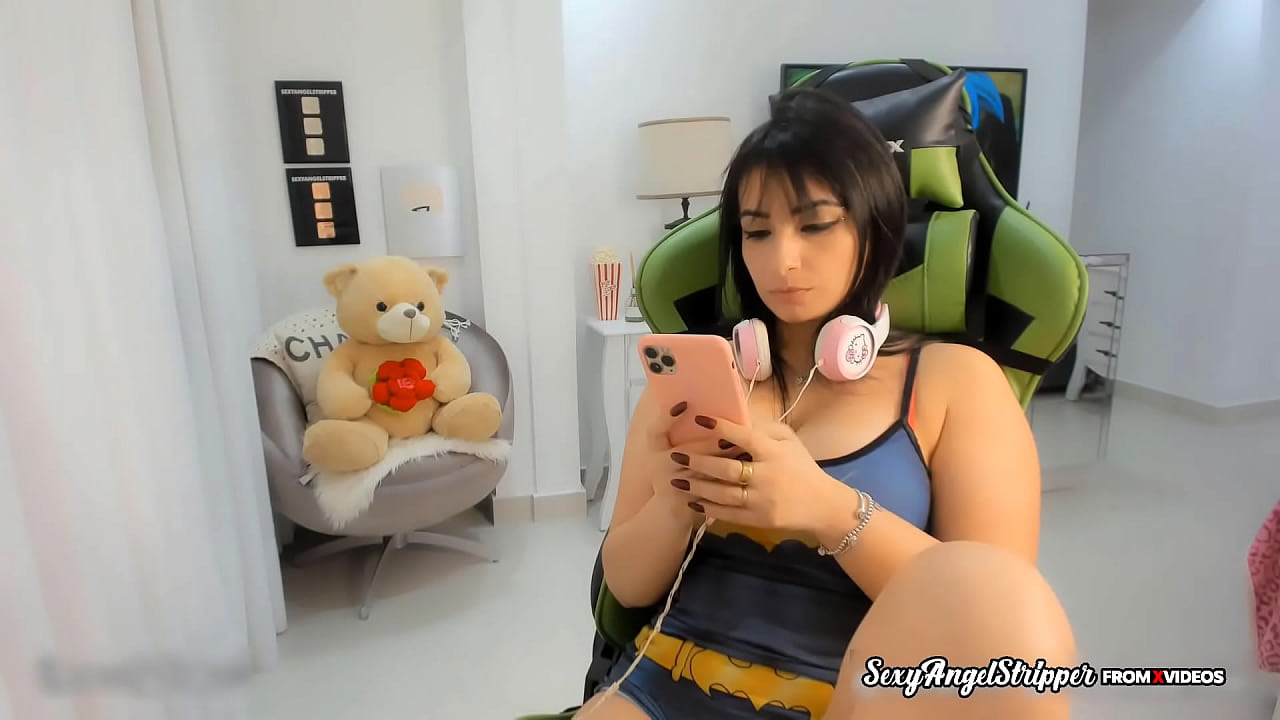 Gamer Girl - Twitch streamer forgot to turn off the stream