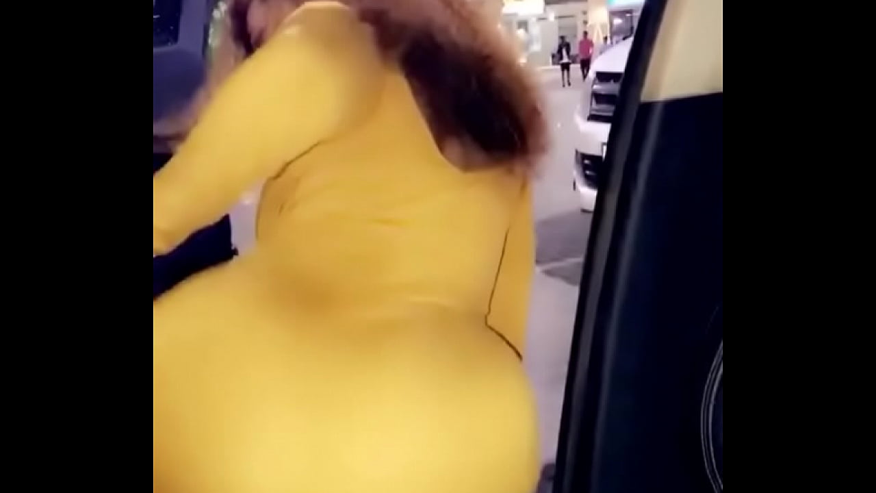 Thick babe twerking