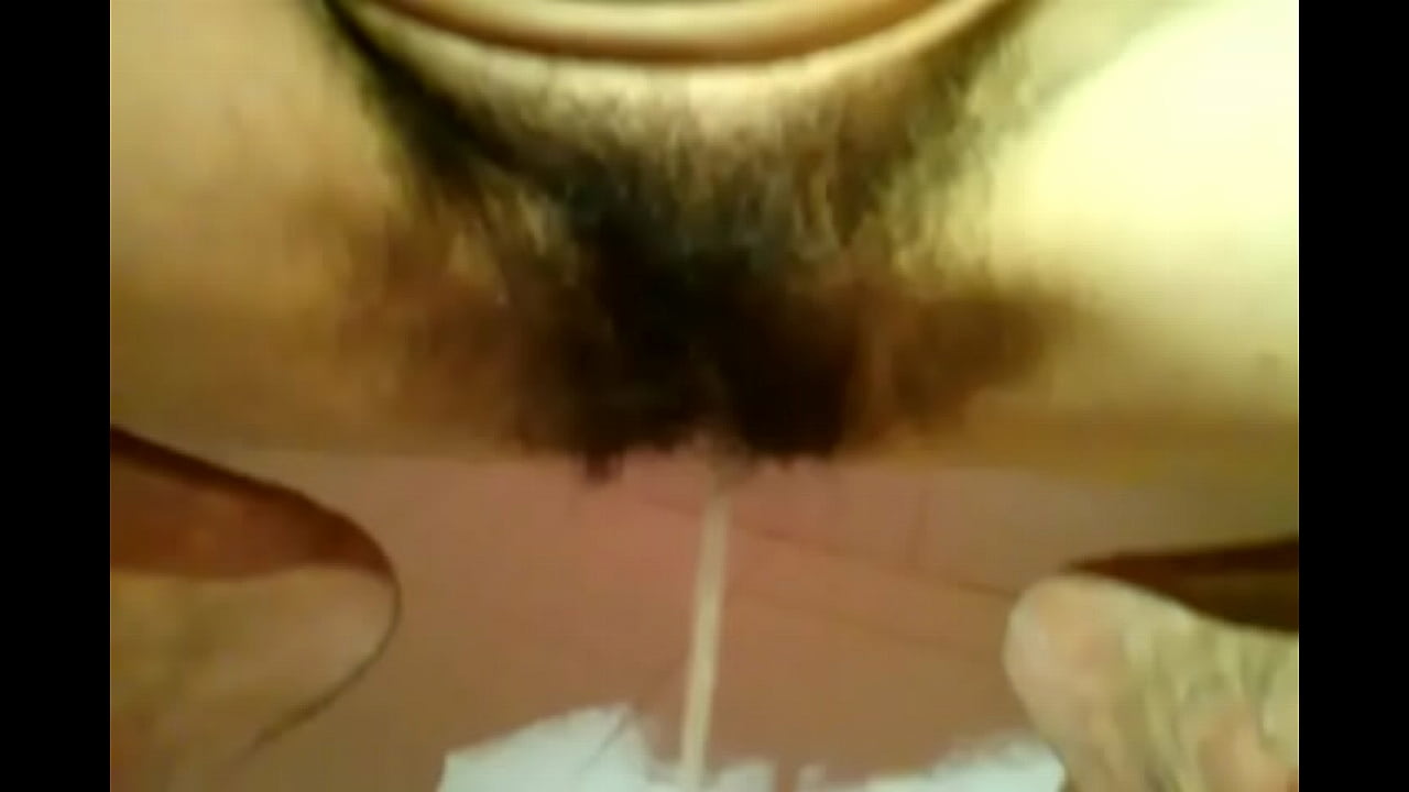 Hairy pussy pissing