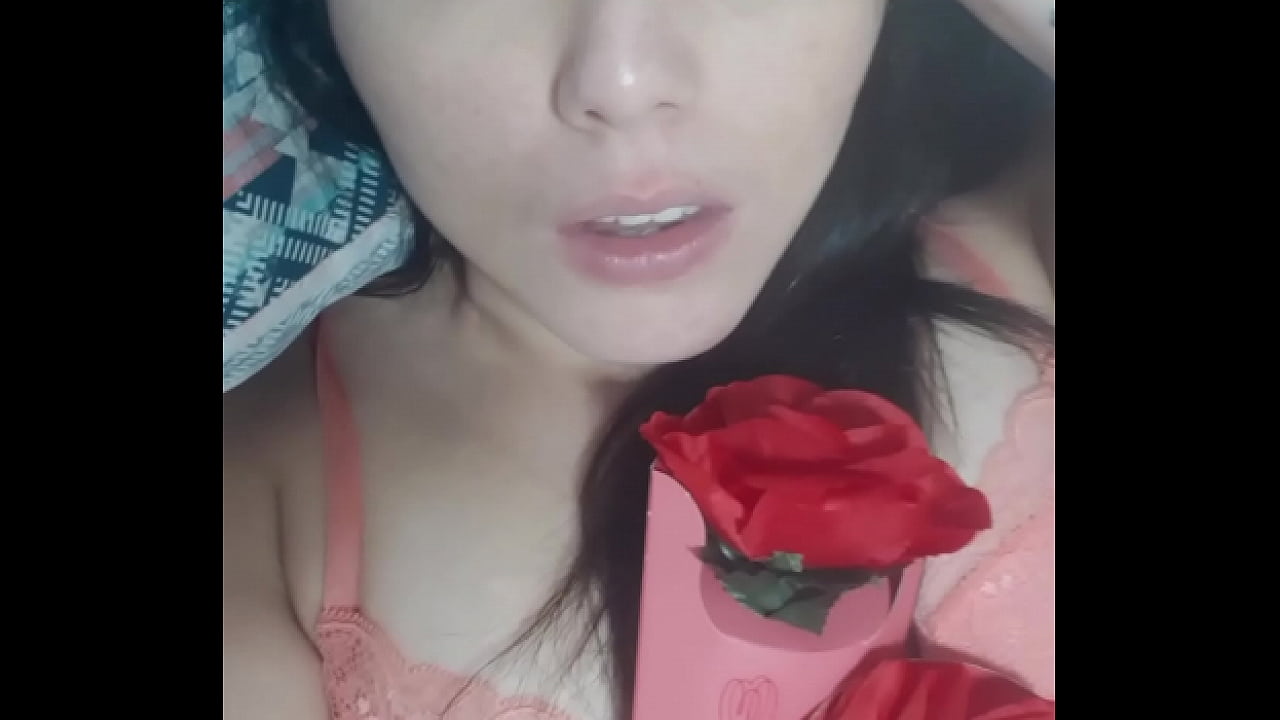 Mimi se masturbando com flor