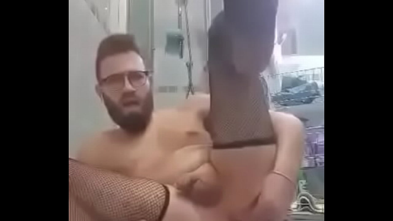 Ragazzo travestito si diverte in bagno