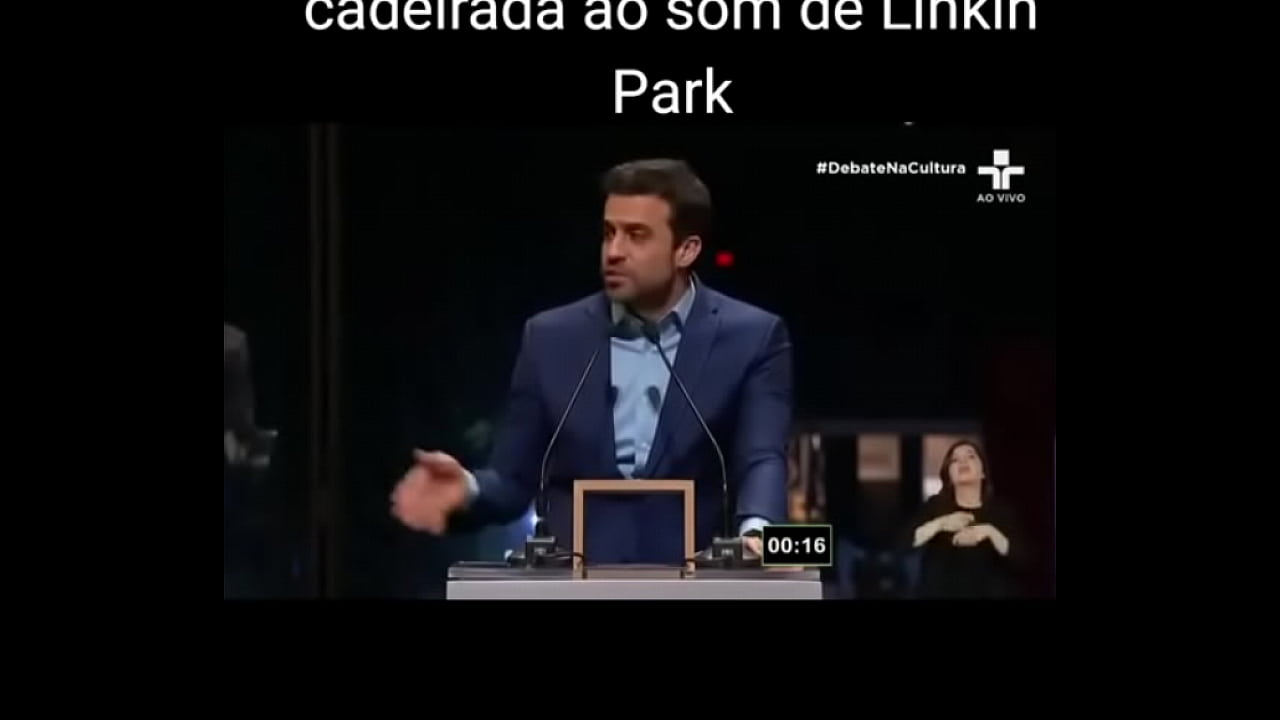 Marçal tomando ao som de linkin park