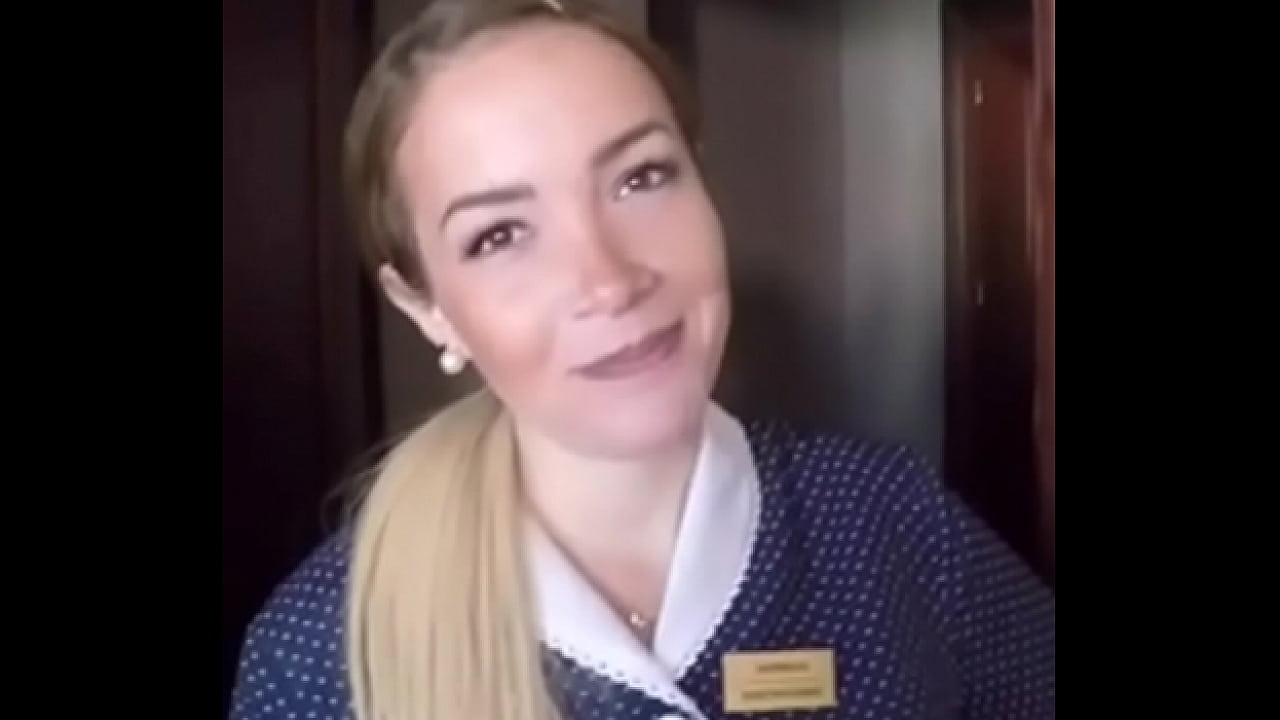 La chica del hotel ofreciendo el mejor servicio