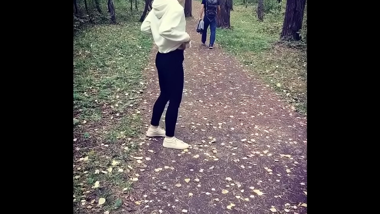 Гуляю голая в парке