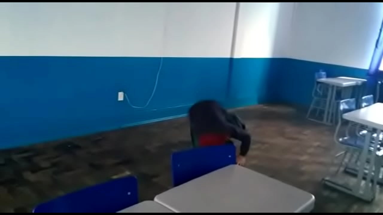 Novinho safadinho dando rolada na sala