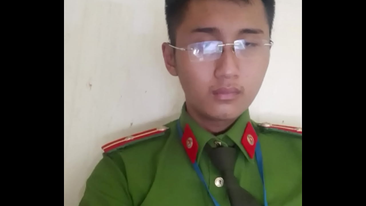 Vietnamese police videos call with straight muscles