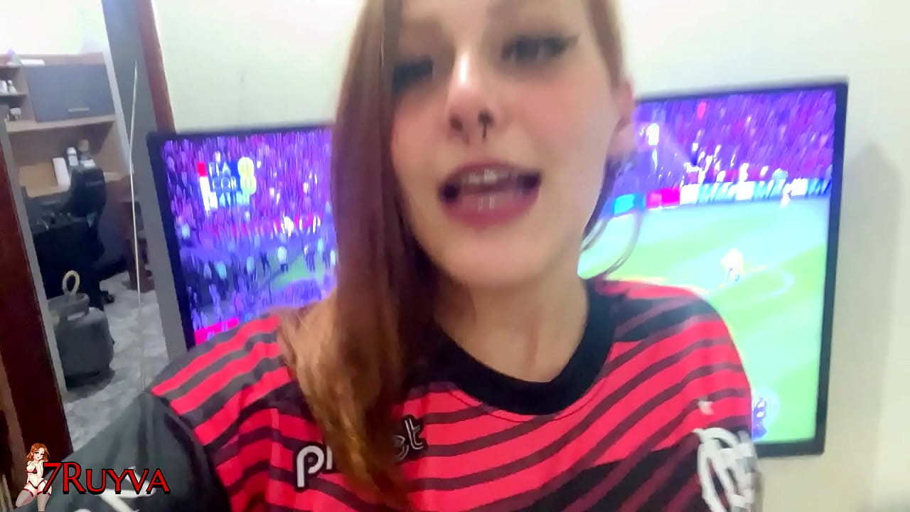 Essa novinha atrapalha o marido assistir o jogo de um jeito bem gostoso