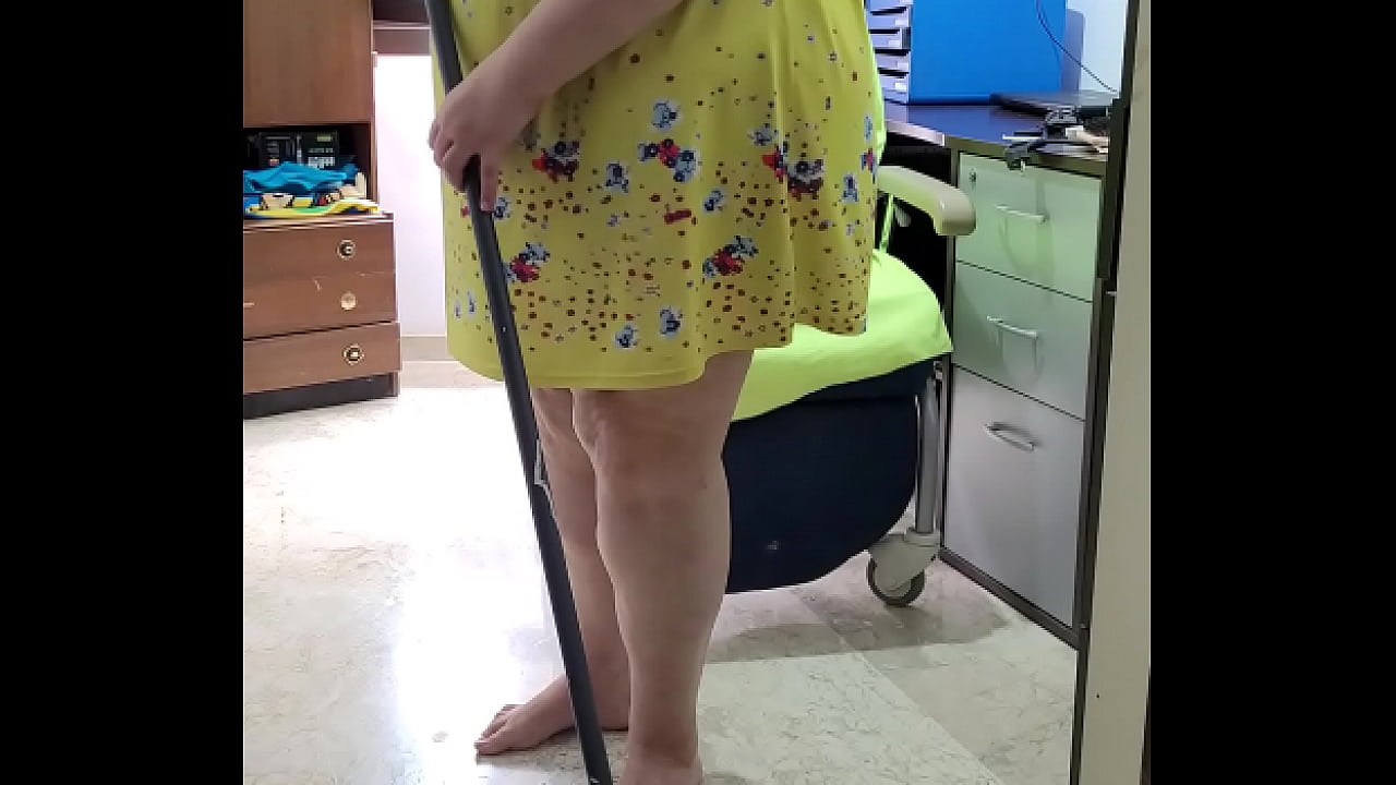Coolmarina. Mujer de la limpieza del despacho gorda y madura deja todo para calmar su vicio en horario laboral