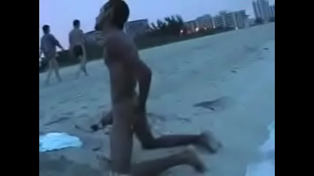 Mlk negro batendo punheta em público na praia