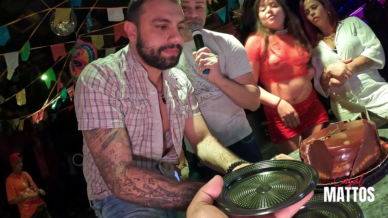 Festinha de aniversário com muitas bucetas gostosas na casa de swing