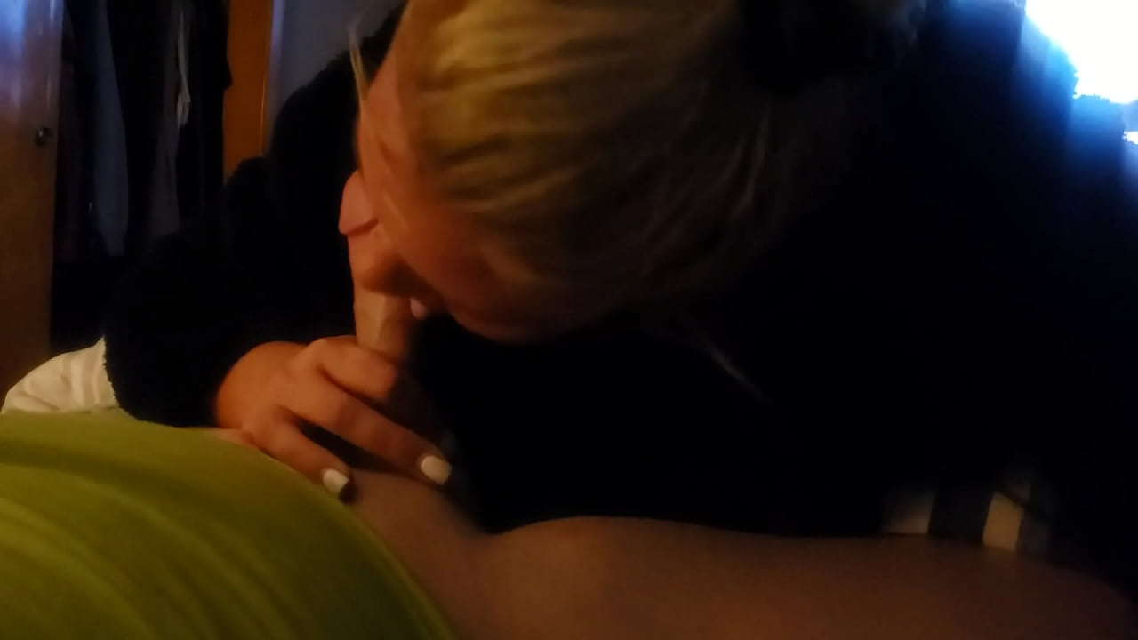 Girlfriend sucking me off before she says goodnight