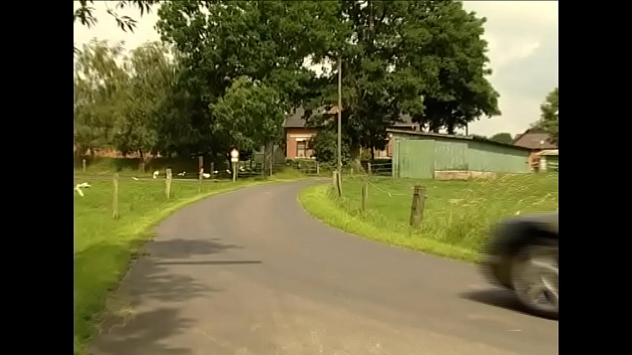 Schlampe aus dem Dorf wird von zwei Kerlen gefickt - German -