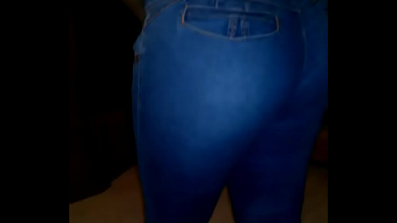 Ella mostrando las nalgas