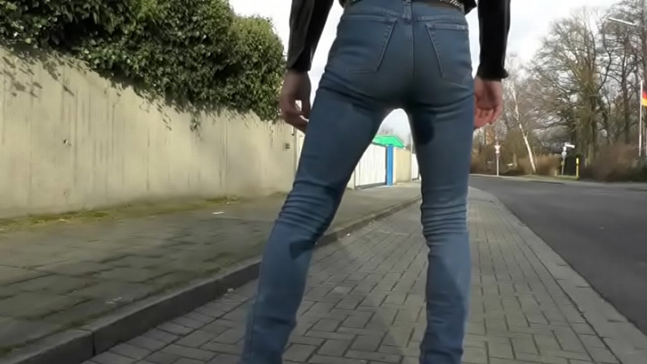 public jeans pissing on the road