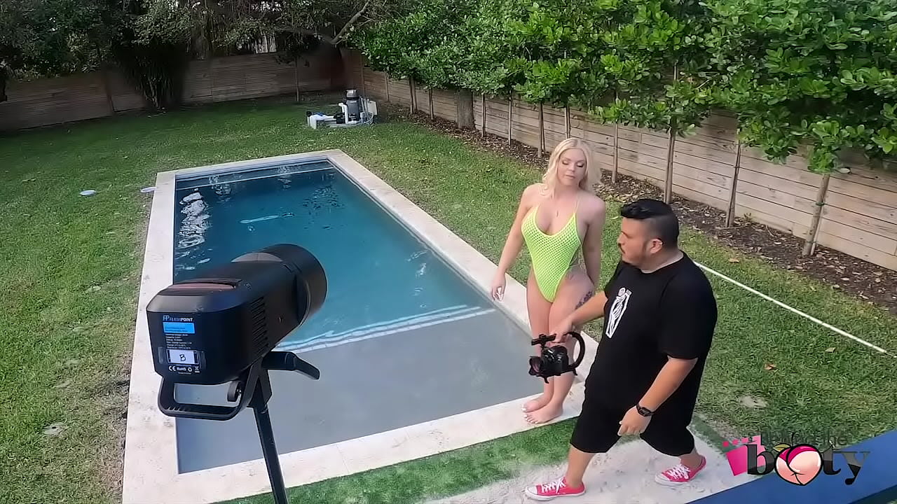 Big Booty White Girl Gets Ass Worshiped Behind The Scenes