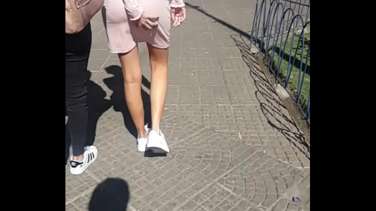 Flaca rica con perfectas nalgas caminando por la calle