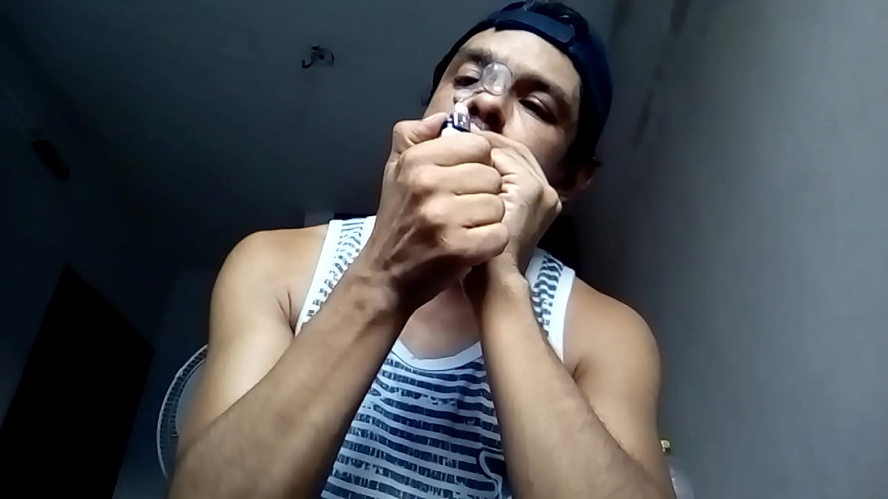 Latino fumando