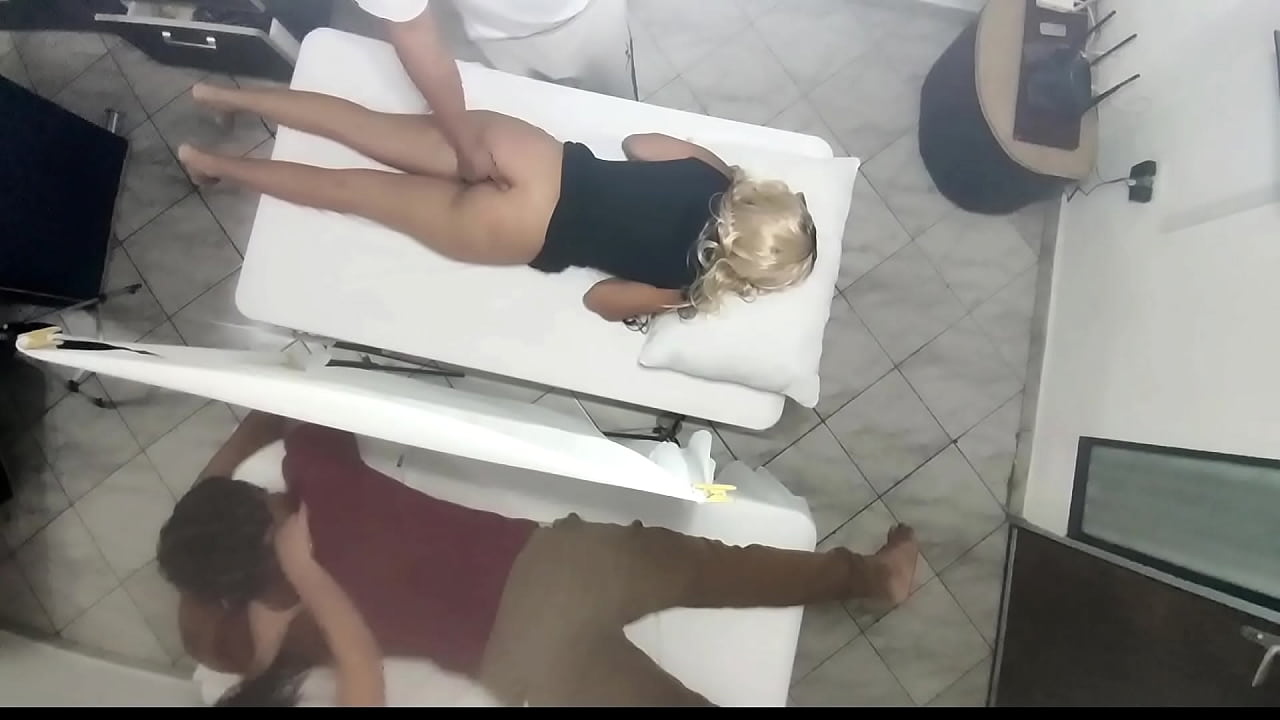 Erotic Massage on the Body of the Beautiful Wife next to her Husband in the Couples Massage Parlor It was Recorded How the Wife is Manipulated by the Doctor and Then Fucked next to her Husband NTR