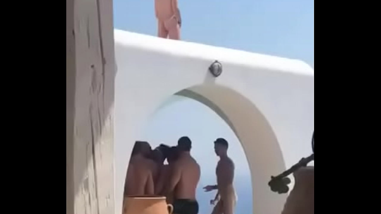 Suruba no hotel Mikonos com homens sarados