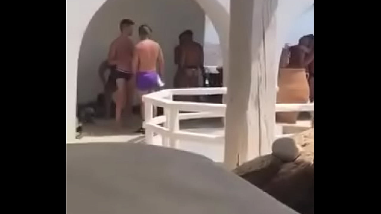 Suruba no hotel Mikonos com homens sarados