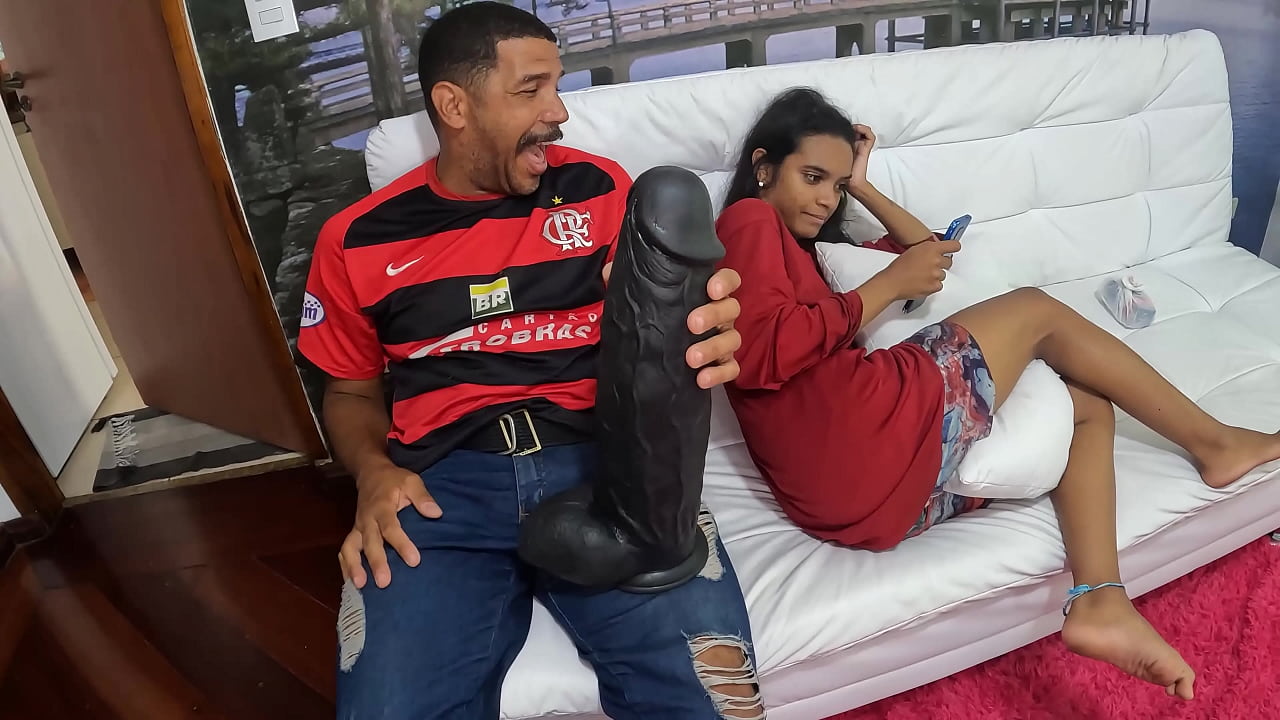 Binho Ted inferniza Leo Ogro no momento da gozada e ele se encanta com brinquedo gigante